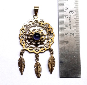 Pendentif en pierre d'améthyste de Shri Yantra de style bohème fini en laiton fabriqué en Inde avec technologie d'incrustation de réglage de lunette de feuille suspendue - Product Image 1