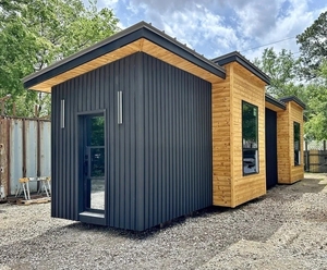 Maisonnette préfabriquée moderne et contemporaine en acier, 40x8 pieds, 320 pieds carrés, 1 chambre, 1 salle de bain, bois et métal - Product Image 1