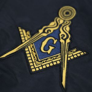 Chaqueta cortavientos Mason negra unisex de poliéster con logotipo bordado en la parte delantera y trasera, chaqueta de ropa universitaria ligera resistente al agua - Product Image 3