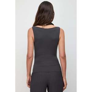 Blusa sin mangas con cuello barco - Product Image 5