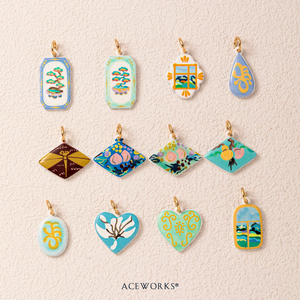 แกลเลอรีสวนเซนญี่ปุ่น |   จี้รูปดอกท้อเคลือบทอง 18K ทำจากทองเหลืองเคลือบทอง พร้อมเคลือบสีด้วยมือ สำหรับทำเครื่องประดับ - Product Image 3