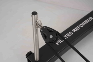 Machine de Pilates Reformer Professionnelle en Aluminium d'Élite avec 5 ressorts en acier japonais à effet de gravité et accessoires complets pour studio et domicile - Product Image 2