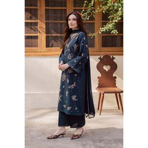 Conjunto de 3 Piezas: Camisa Bordada con Batik, Dupatta de Chifón y Pantalón - BIC-4863-3/4 Mangas - Product Image 5