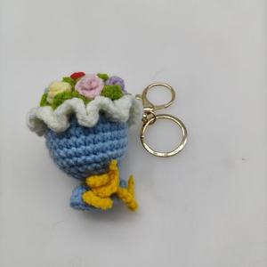 Vente en gros de porte-clés créatifs en forme de bouquet de fleurs au crochet pour sacs et clés - Parfaits pour les couples et les meilleurs amis - Product Image 5