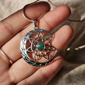 Pendentif en argent de style religieux fleur de vie avec breloque en argent émeraude grande lune pour femme - Product Image 1