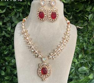 Conjunto Kundan chapado en oro de calidad superior de lujo Conjunto de collar elegante con pendientes Aspecto de piedra para compromiso o boda para mujer - Product Image 3