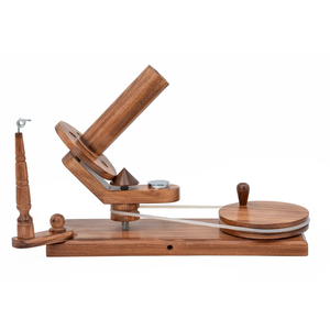 Bobinadora de hilo de madera hecha a mano y herramienta de tejer y ganchillo Swift, regalo perfecto para tejedores - Product Image 4