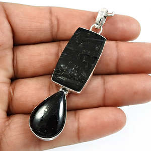 Hermoso Colgante de Turmalina Negra con Engaste Artesanal de Plata de Ley 925, Colgante con Poder Curativo Disponible a un Precio Razonable - Product Image 2