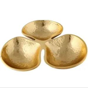 Plateau de service bol en aluminium plaqué argent martelé personnalisé avec base en bois naturel fini pour le service de fruits et dattes - Product Image 2