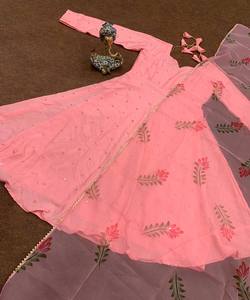 ชุดแต่งงานผ้าฝ้ายเก๋ชุด Kurta พร้อมเย็บปักถักร้อย Zari ที่มีสไตล์และรายละเอียดมุก Crape / CreCrape / Creep ทุกวัน epe ทุกวัน - Product Image 4