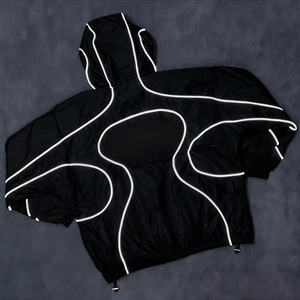 Conjunto Deportivo Personalizado de Alta Gama para Hombre con Empalme de Tiras Reflectantes y Bordado Exquisito, Corte Holgado de Estilo Urbano - Product Image 3