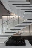 Escalier en colimaçon moderne de style australien avec marches en acier et marches flottantes en forme de U, escalier en spirale en marbre