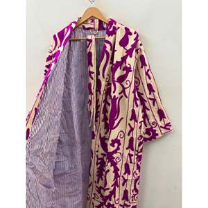 Le kimono en velours brodé à la main Bahar Suzani pour femmes, ivoire et magenta - Product Image 2