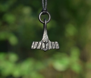 Colgante pequeño de martillo de Thor de hierro negro forjado, runas vikingas personalizadas, se vende con cuero de Reno - Product Image 4