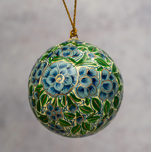 Décorez avec des boules de papier mâché au design floral bleu idéal pour les arbres à thème modernes ou les centres de table disponibles au prix de gros - Product Image 4