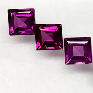 พลอยโรโดไลต์สีม่วงคุณภาพสูง เกรดสูง ขนาด 5 มม. รูปทรงวงรี เจียระไนเหลี่ยมเพชรพลอย สำหรับทำเครื่องประดับ - Product Image 1