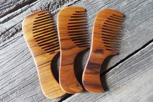 NETTOYAGE Peigne à cheveux à manche en bois fait à la main pour salon de l'Inde Peigne en bois en gros pour usage commercial à vendre en vrac - Product Image 2