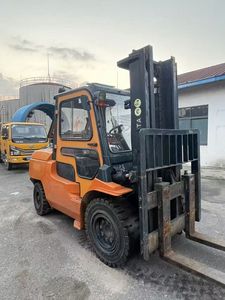 رافعة شوكية متوازنة من تويوتا 7F50 برتقالية اللون - 6700 كجم بتكلفة صيانة منخفضة - Product Image 5