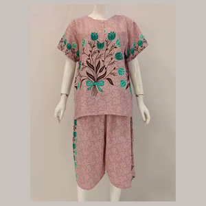 Ensemble robe et pantalon économiques d'été à motif floral quotidien et à manches courtes en rayonne douce - Product Image 2