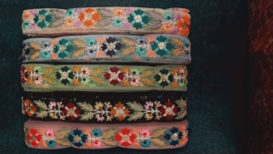 Tissu de dentelle brodée florale colorée vibrante et détaillée Motifs complexes écologiques pour chaussures haut de gamme et utilisation à la mode - Product Image 3