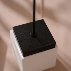 Soporte de joyería negro simple con ganchos para collares Anillos Pendientes Perfecto para uso de mesa de tocador mínimo de la India - Product Image 5