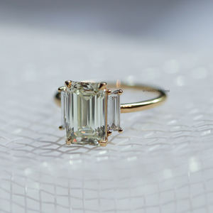 Anillo de diamante Moissanite de corte esmeralda alargado de 6 quilates con lados de corte Baguette Anillo de compromiso clásico de tres piedras - Product Image 2
