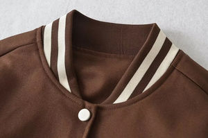 Chaqueta Varsity Corta para Mujer, Diseño Único con Bordado y Estampado, Transpirable, de Lona Cruda, con Cuello Alto Personalizado - Product Image 2