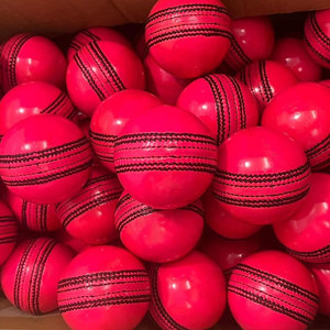 Pelotas de críquet duras de colores y tamaño personalizado de alta calidad cosidas a mano de cuero de marca oficial del fabricante al por mayor SI - Product Image 3