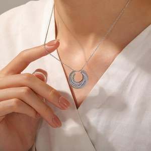 จี้สร้อยคอรูปเกลียวสวรรค์เคลือบทองคำขาวประดับเพชรและมุกจาก Jeulia - Product Image 4