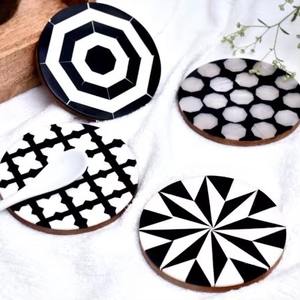 Ensemble de sous-verres modernes en bois et incrustation de résine en noir et blanc de différents modèles pour bar de cuisine et salon d'Inde - Product Image 3