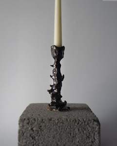 เชิงเทียนโลหะทรงสูงที่มีการออกแบบที่ทันสมัยรูปทรงเรขาคณิตและการสนับสนุนที่มั่นคงซึ่งสร้างขึ้นสำหรับห้องนั่งเล่นหรือบรรยากาศในห้องนอน - Product Image 5