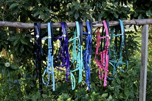 Bridon de cheval en PVC avec rênes à poignée en caoutchouc, boucles en acier inoxydable, bridon en PVC personnalisé avec martingale assortie - Product Image 5