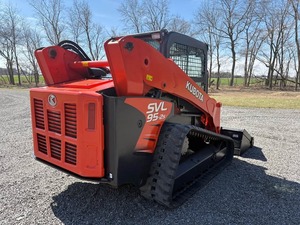 Cargadora compacta de orugas Kubota SVL95-25 usada, capacidad de carga nominal de 1 tonelada, 0-2000 horas de uso. - Product Image 3