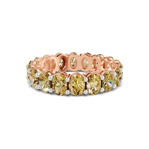Anillo de Eternidad Ovalado Amarillo Solado con Diamantes Cultivados en Laboratorio de 5.00 Ct Tw, Oro Sólido de 14K, Color Amarillo Solado, Claridad VS, 18 Diamantes - Product Image 3
