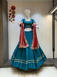 Laxmi Lifestyle Chaniya Choli en pur coton pour la vente en gros, avec blouse rembourrée, design traditionnel fait main, évacuation de l'humidité, toutes saisons - Product Image 3