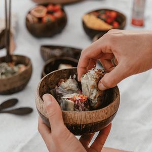 Tazón para Servir Hecho a Mano con Cáscara de Coco Desechable y Sostenible, Diseño Tallado Ecológico, para Uso en Campamentos, Calidad de Exportación de la India - Product Image 2