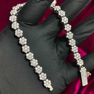 Bracelet tennis SHREYA DIAM VVS1 en moissanite, design floral givré en grappe, sertissage micro-grappe de précision, argent 925 rhodié - Product Image 5