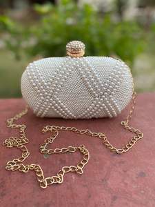 Pochette de perles de luxe artisanale avec décoration de perles et de broderies qui ajoute de l'élégance aux mariages et aux événements spéciaux - Product Image 4