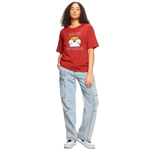 Camiseta gráfica de algodón rojo para mujer, camiseta de manga corta con estampado de dibujos animados bonitos con el diseño Being Cute is My Superpower OEM disponible - Product Image 2