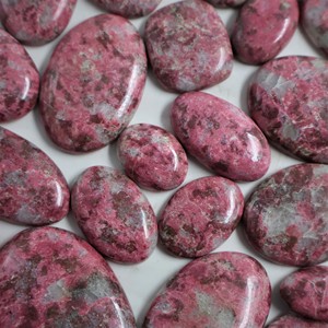 Cabochon ovale en thulite naturelle de haute qualité 2026, cristal de qualité supérieure pour la lithothérapie et la fabrication de bijoux (colliers, pendentifs) - Product Image 4
