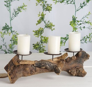 Bougeoir en bois élégant pour la décoration de table de dîner de Noël avec de charmants détails rustiques et une ambiance chaleureuse aux chandelles - Product Image 1