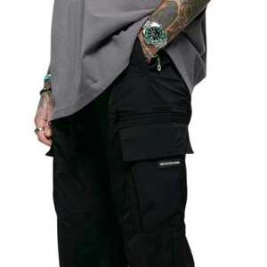 Pantalones Utilitarios de Algodón 100% para Uso Diario, Color Negro, Tela Resistente, Puños Ajustables en los Tobillos, Bolsillos con Cremallera Ocultos, Corte Moderno, Comodidad para el Día a Día - Product Image 1