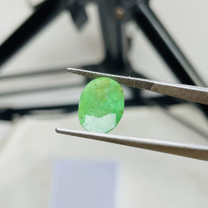 พลอยมรกตแซมเบียธรรมชาติ ทรงรี 6.50 กะรัต คุณภาพดี ประกายสวยงาม สีเขียวสวยงาม ขัดเงาอย่างสมบูรณ์แบบ เหมาะสำหรับทำเครื่องประดับทุกประเภท - Product Image 3