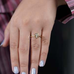 Anillo de Diamante Cultivado en Laboratorio en Oro Amarillo con Letra T, Corte Bezel, Claridad EF/VS, Certificado IGI, Anillo de Compromiso Unisex, Anillos de Diamante Únicos - Product Image 6