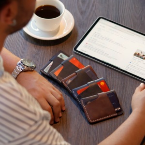 ที่ใส่บัตรหนังแท้คุณภาพสูง งานแฮนด์เมด สไตล์มินิมอล สีทูโทน ดีไซน์บางเฉียบ ทันสมัย เหมาะสำหรับใส่บัตรประจำวัน ปิดแบบสไลด์ - Product Image 6