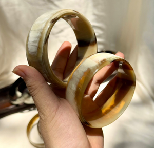 Bracelet en corne de buffle artisanal vietnamien personnalisé pour femmes, forme simple et lisse - Product Image 1