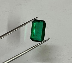 Émeraude naturelle non traitée 5,00 carats, forme octogonale, origine Zambie, certifiée IGI, vert, grande clarté, coupe et couleur exceptionnelles - Product Image 2