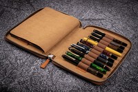 CROSS FAB Estuche para 20 Bolígrafos de Cuero Marrón con Cierre, 12x10 Pulgadas, Alta Calidad, Duradero, Práctico y Elegante para Escuelas