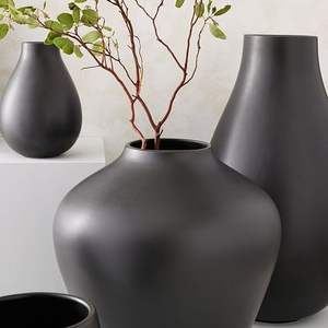 Vase à fleurs contemporain en métal avec une forme unique et un design élégant parfait pour une maison moderne et minimaliste - Product Image 6