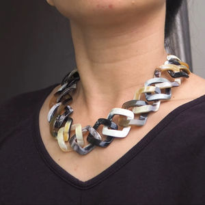 Collier de luxe en corne de buffle fait à la main, bijoux naturels et durables pour femmes, haute qualité - Product Image 1